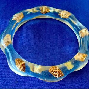 Vintage clear scalloped lucite with embedded sea shells bracelet